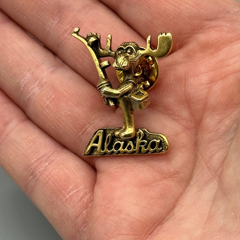 Markie Moose Mark Elliot Schwabe USA Anthropomorphic Moose Fishing Alaska Pin